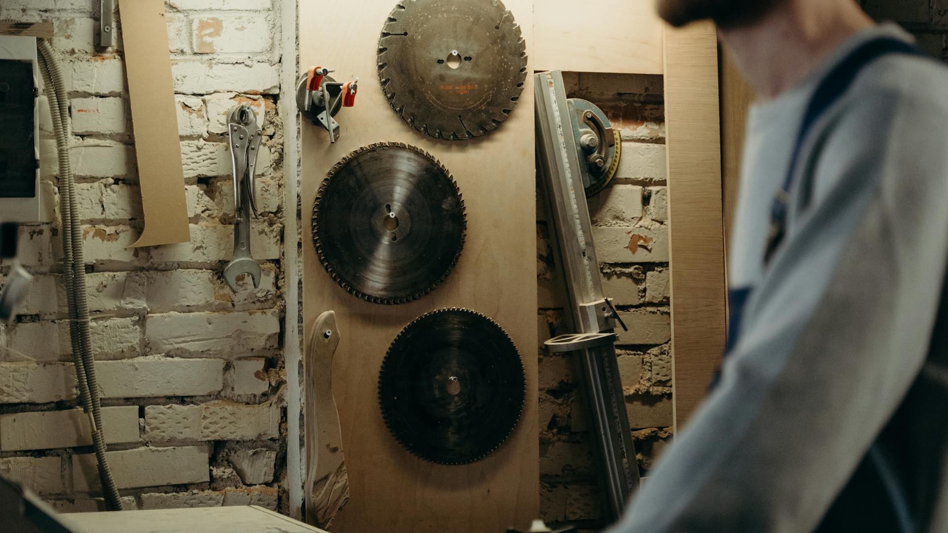 Tischler bei der Arbeit in der Holzwerk Brenner Werkstatt
