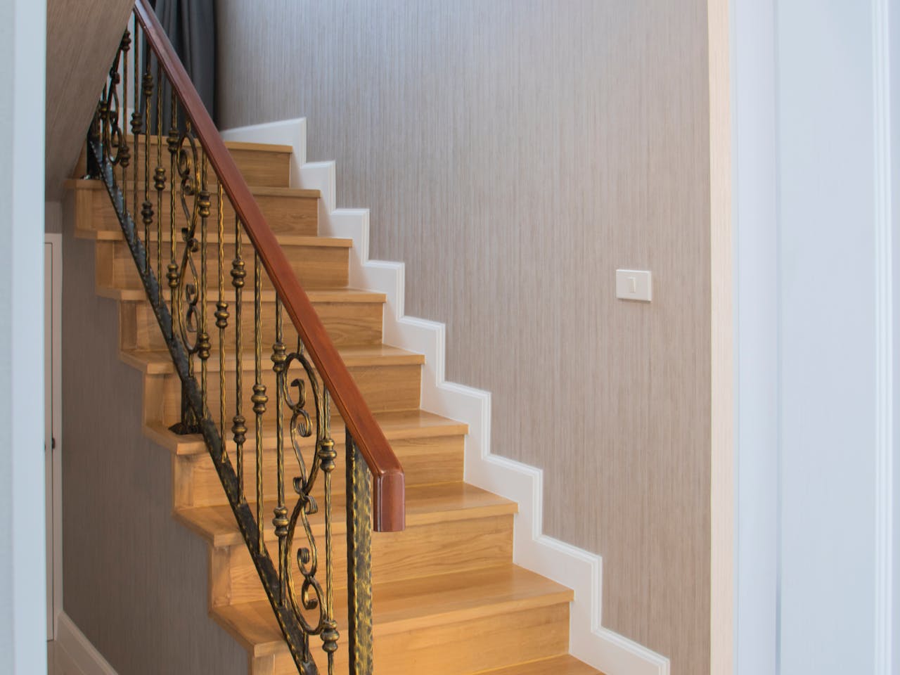 Elegante Holztreppe